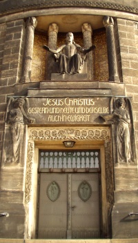 Segnender Christus über dem Eingang