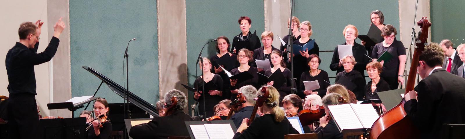 Kantor Rüger dirigiert Chor und Orchester