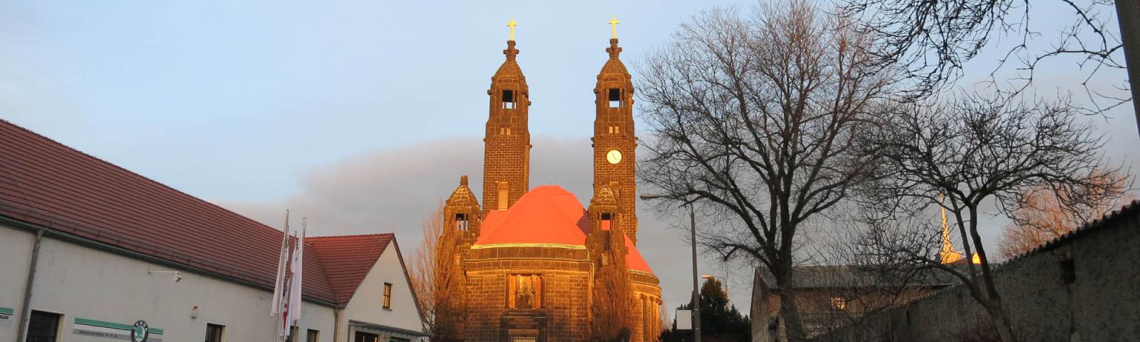 Kirche rot angeleuchtet