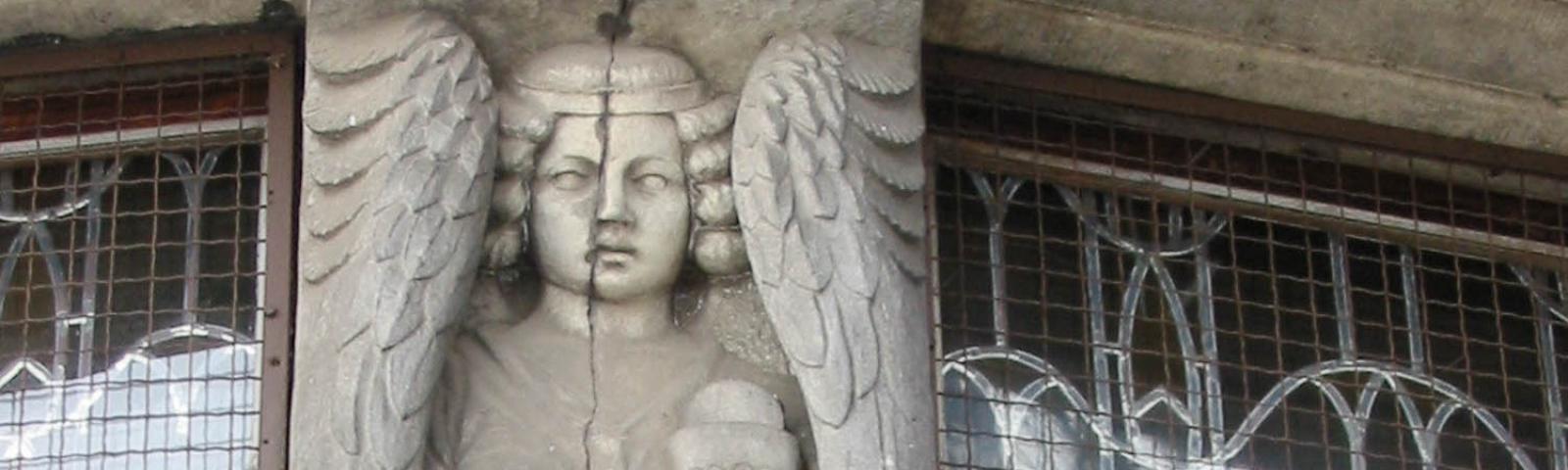 Engel aus Stein mit Kelch in der Hand