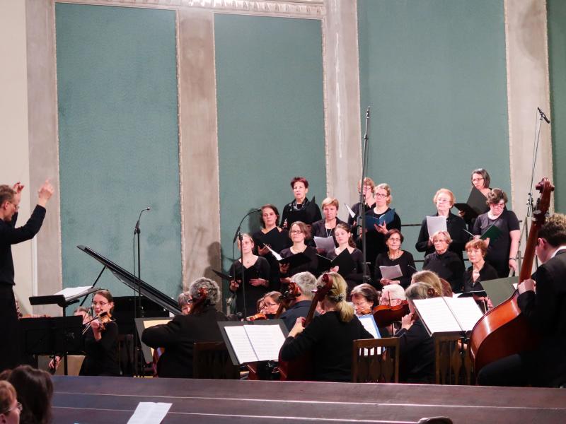 Kantor Rüger dirigiert Chor und Orchester