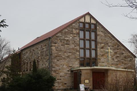 Fassade des Kirchengebäudes