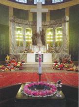 Mit Erntedankgaben und Blumen geschmückter Altarraum
