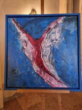 Abstraktes Gemälde: ein roter Engel auf blauem Untergrund